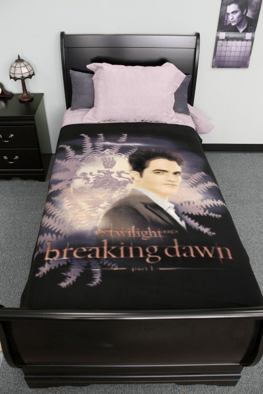NECAOnline.com | Twilight: Breaking Dawn – Fleece Throw – Edward with Crest and Ferns ***DISCONTINUED***