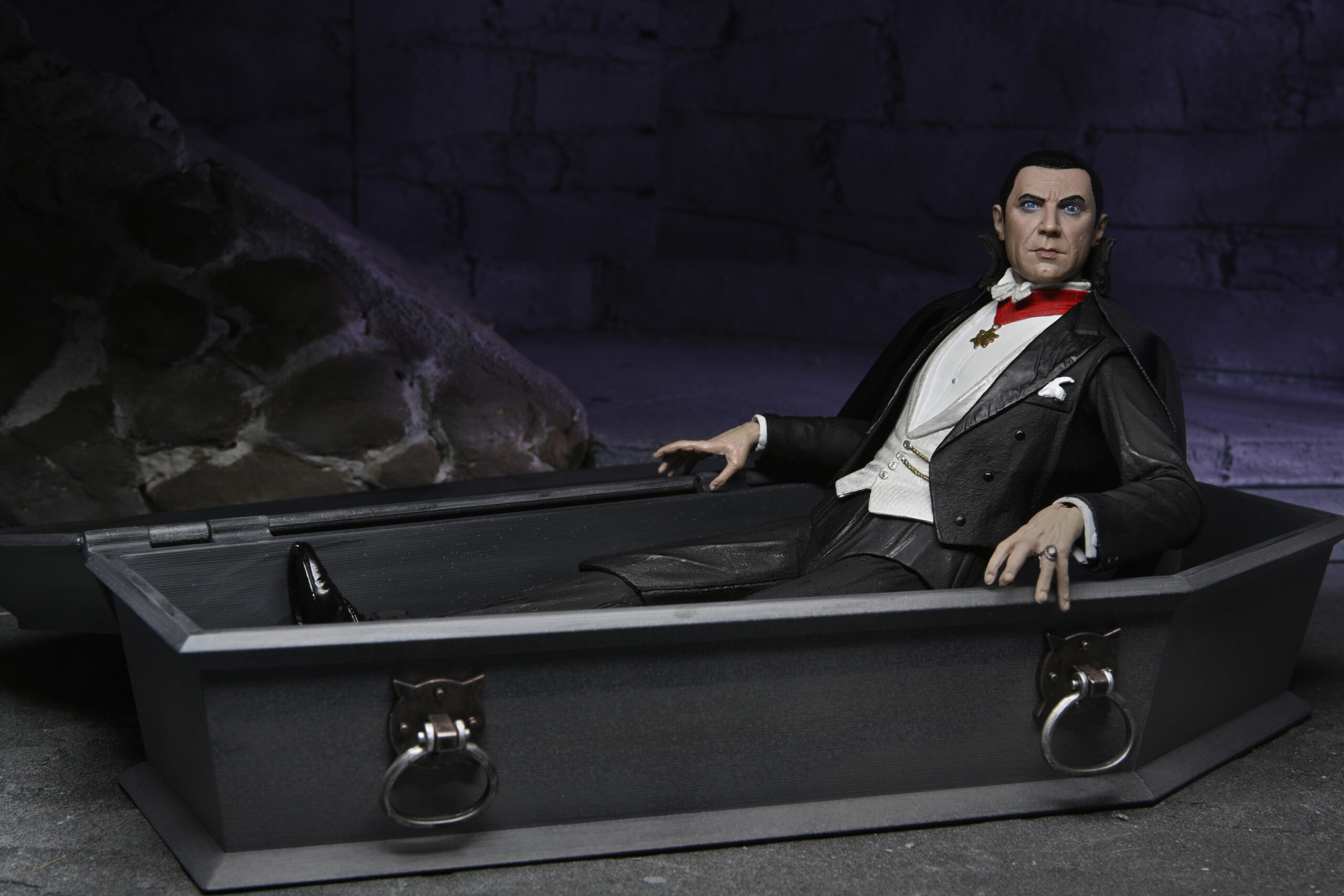 Universal Monsters – 7″ Scale Action Figure – Ultimate Dracula  (Transylvania) | NECAOnline.com