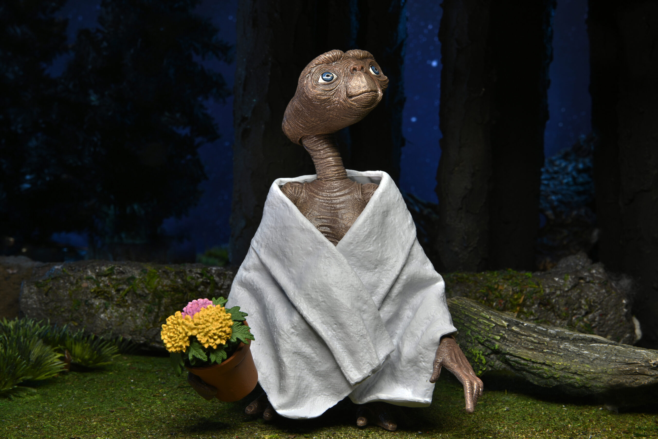 NECAOnline.com | E.T. The Extra-Terrestrial 40th Anniversary - 7" Scale Action Figure - Ultimate E.T.